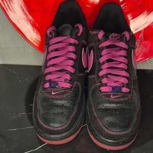 WS12- Women Nike Black and Pink Sneaker  sz 9